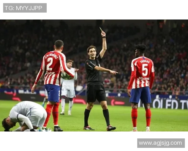 国王杯激战:拜仁大胜巴黎乌龙球引发争议判罚全场沸腾 国王杯激战:拜仁大胜巴黎乌龙球引发争议判罚全场沸腾